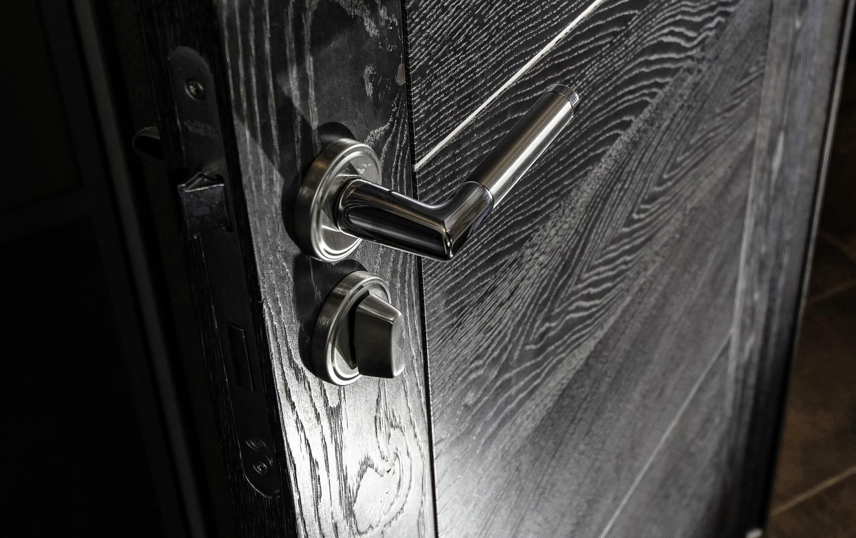 Porte intérieur bois - Tons noirs et gris